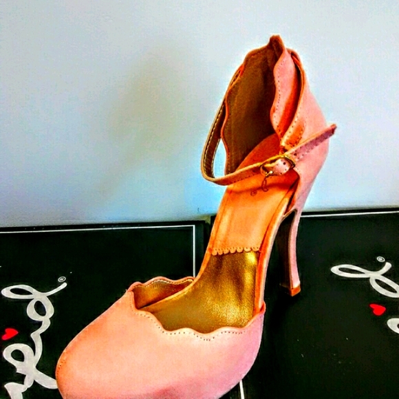 NEW! CUTE! Soft Pink Heels! - Picture 2 of 4